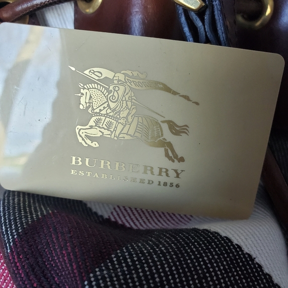 Burberry Large Tote - Picture 6 of 9